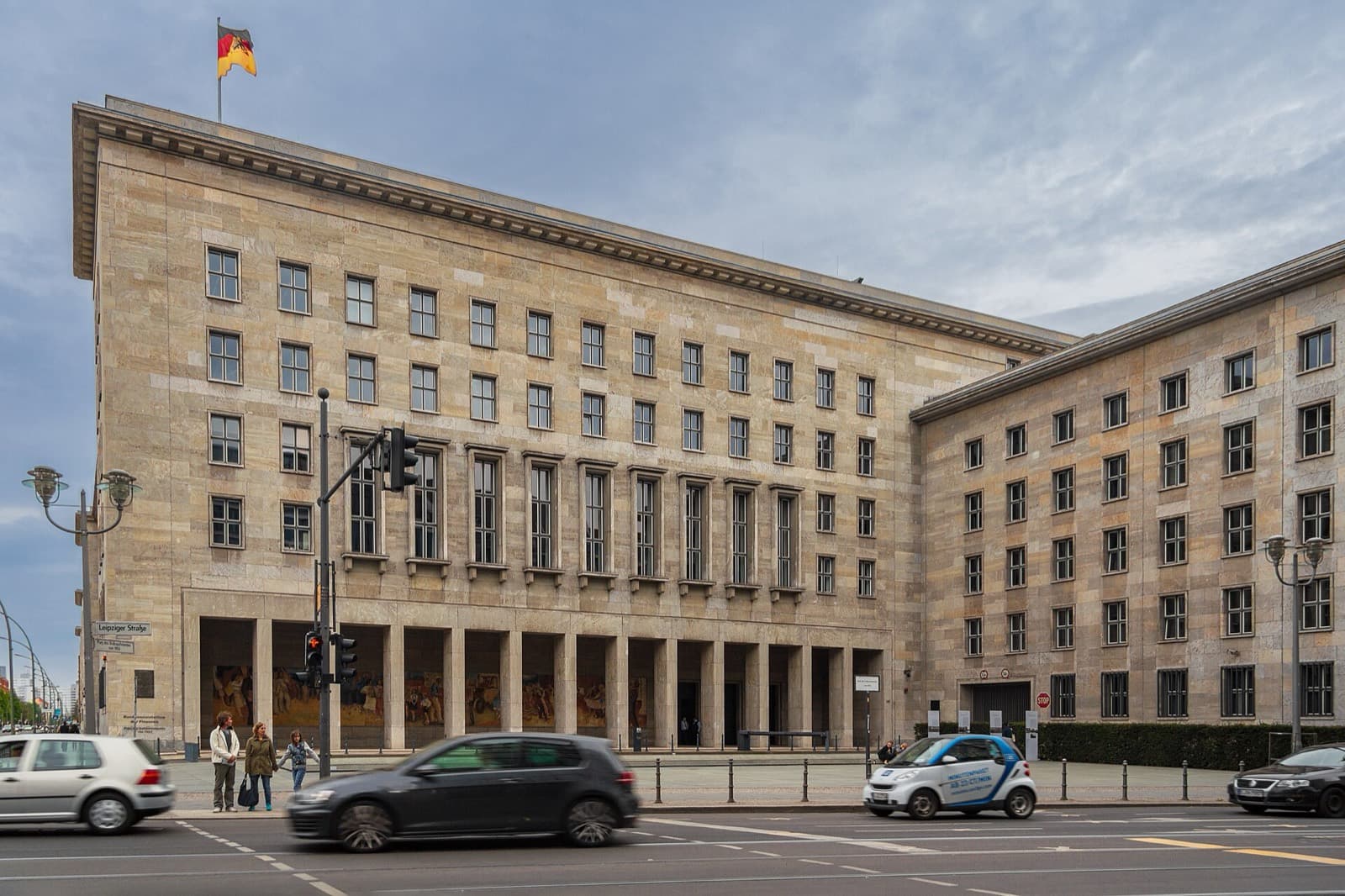 Das Bundesministerium der Finanzen in Berlin von der Leipziger Straße aus, Bundesflagge auf dem Dach