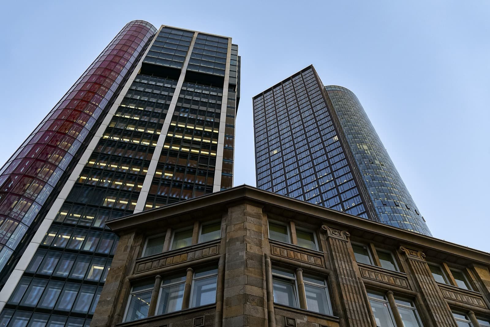 Hochhäuser im Frankfurter Bankenviertel, davor ein Altbau aus Sandstein